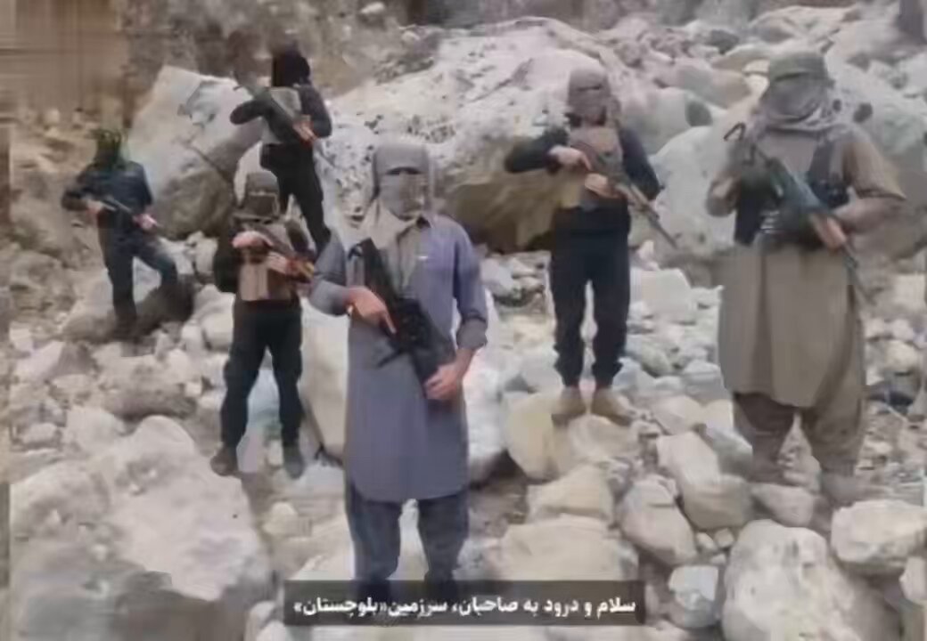 🔴 #عــاجــ_الأن_ـــل 🚨 مقاتلون #الأبلوش يعلنون النفير العام لمواجهة نظام خامنئي المجرم ، ويقولون نحن لن نسكت على الظلم وعلى الأبادة التي نتعرض لها . ويصرح نحن لم نخرج بطراً بل آله القتل الاجرامية التي نتعرض لها دفعتنا لمواجهتهم . 💥 نتمنى على الشعوب البقية أن تخذوا حذوهم 👇