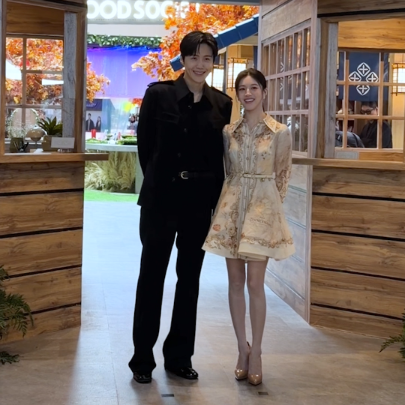 TOR, MONITOR KETUA! 😆 Kim Seon-ho & Go Youn-jung lagi keliling sambil foto-foto di instalasi Can This Love Be Translated? Jakarta Edition, Atrium Kota Kasablanka! #CTLBTJakarta