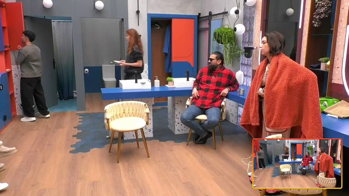John Guts: “lo que tendrías que hacer es coger tu maleta e irte a la verg4” Cristina Piaget: “sujétame el cubata” JAJAJAJAJA AMO CUANDO LES VACILA #GHDÚO16E #GHDÚO4