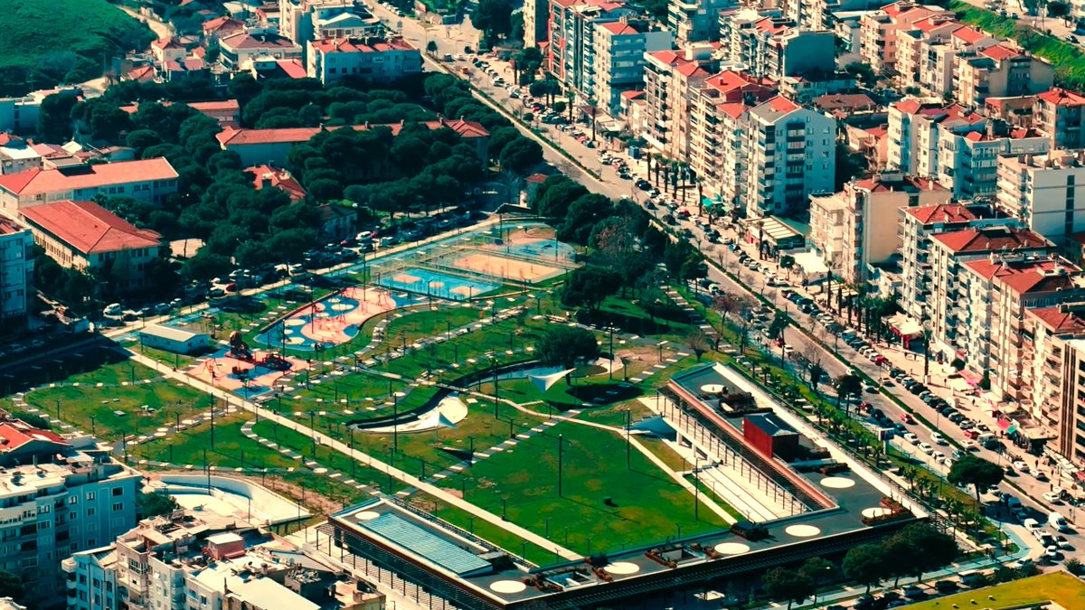 👨‍👩‍👧‍👦🌳 Çocuklarımızın güvenle koşacağı, büyüklerimizin huzurla dinleneceği yeni buluşma noktamız hazır! 💚 Bergama Millet Bahçesi, sadece bir park değil; anı biriktireceğimiz, nefes alacağımız kocaman bir yaşam alanı. Şehrimize çok yakıştı. 📽️ Hadi, bu güzelliğe birlikte göz atalım!