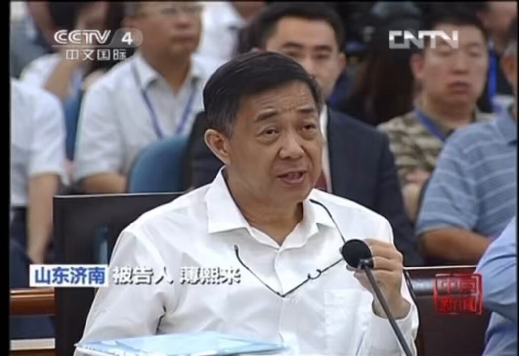 老头认真的摘下老花镜说话，情绪稳定如卡皮巴拉，想谈。