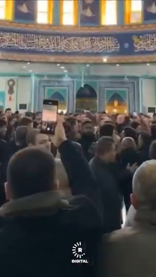 #VİDEO- Süleymaniye'de cuma namazında DSG'li kadın savaşçılara yönelik olumsuz sözler kullanan imama, cemaat sert tepki gösterip minberden indirdi