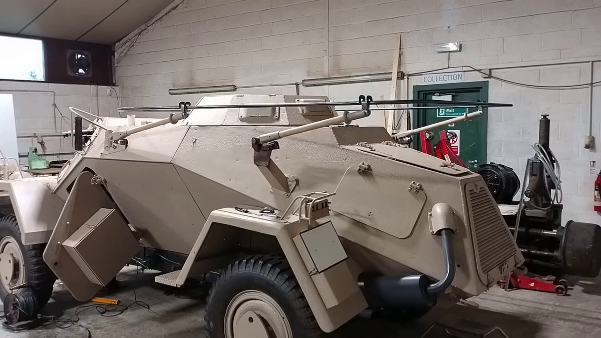 The Weald FoundationでレストアされたSd.kfz 223🌟 車内から小さいハンドルを回して 折りたたみ式フレームアンテナを起てている所 source -