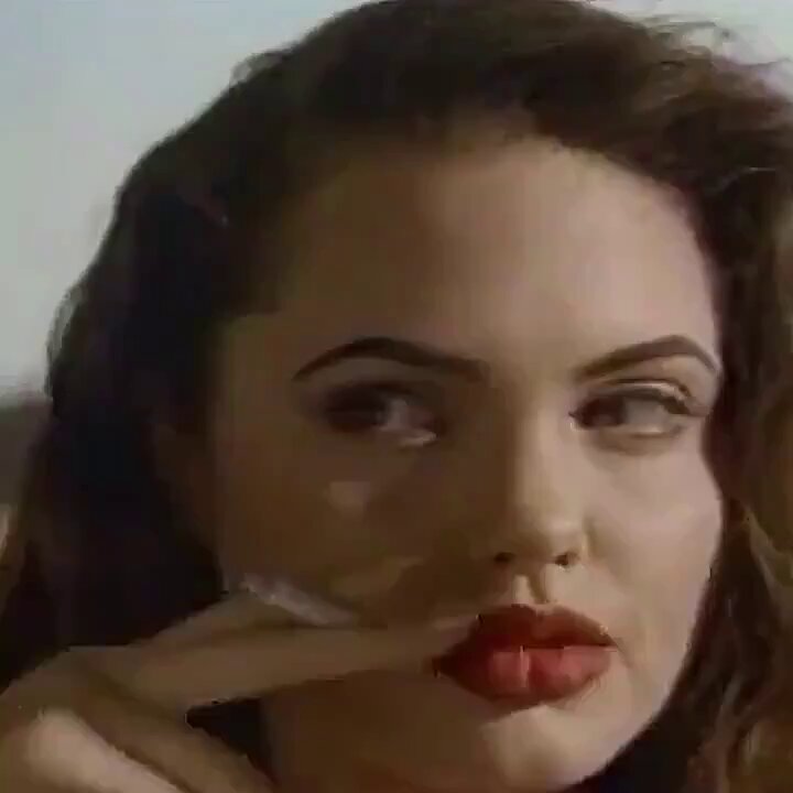 Angelina Jolie‘in sinema filmlerinde sigara içişi 🚬