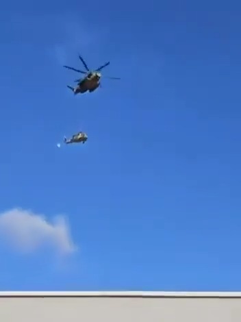 Israeli Sikorsky UH-60 Black Hawk helicopter appears to have a sling load cable failure during a recovery lift operation in the West Bank and falls into a hillside. Sling load accordingly... 🚁 #blackhawk #israel #SlingLoad #WestBank #fail #FAFO #osha #war