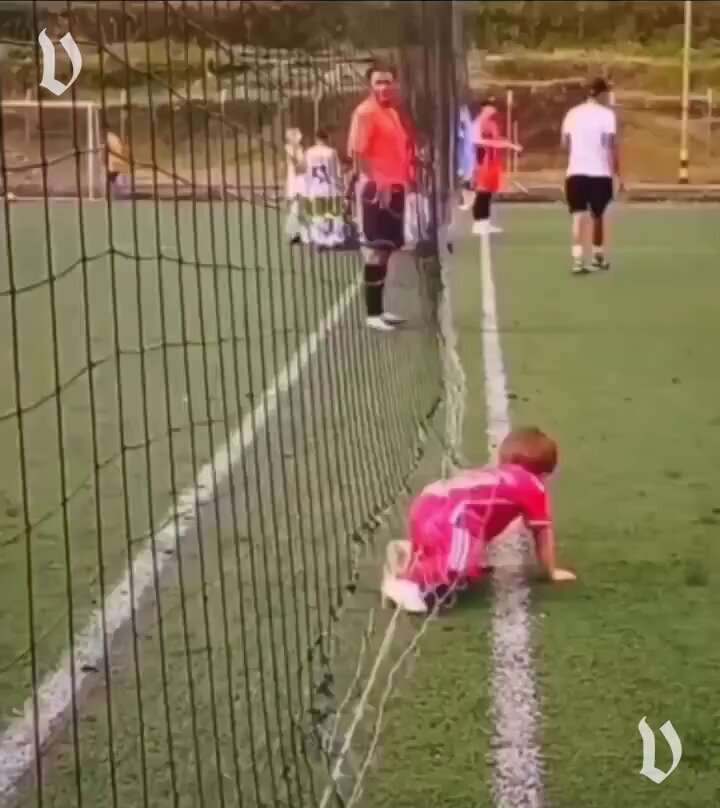 👶⚽ Un enfant de deux ans débarque sur le terrain en plein match de son grand frère. L'arbitre sort le carton rouge sans hésiter. 🟥