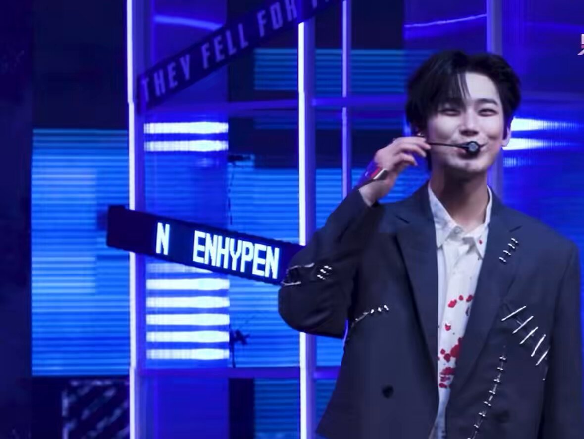 sunghoon teasing sunoo 😆 🦊 (talking to a fan) you changed the color (lightstick) ‘cuz u wanna stand out 🐧 ah like sunoo’s mind 🦊 why me??? 🐧 ㅋㅋㅋ 🦊 eyyy ㅋ👋🏻 🐧 ㅋㅋㅋㅋ👉🏻👉🏻