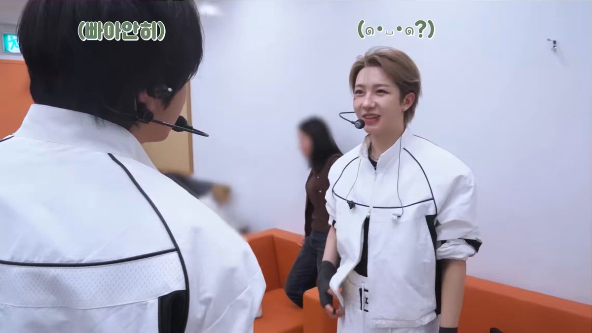 ตอนแรกที่แฮชานกับอินจุนยืนจ้องกัน น่ารักมาก T_____T แย้วคือแฮชานให้พูดๆ ปีใหม่ 🦊 ปีใหม่รู้สึกมีความสุขมากกกเลย หวังว่าทุกคนจะหาเงินได้เยอะๆ แล้วก็สวยขึ้น หล่อขึ้นกันน้า ขอบคุณค้าบ