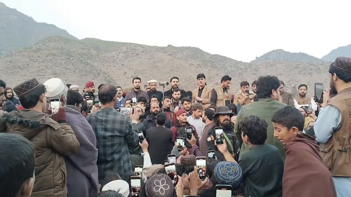 🚨جن گاڑیوں کو ٹوکن نہیں ملے انکو ابھی ابھی ٹوکن جاری کرکہ میرے قافلے کے پیچھے روانہ کیا جائے یہ ملک ہمارا ہے کسی کے باپ کی جاگیر نہیں وزیراعلی سہیل آفریدی کا وادی تیراہ کے متاثرین سے خطاب
