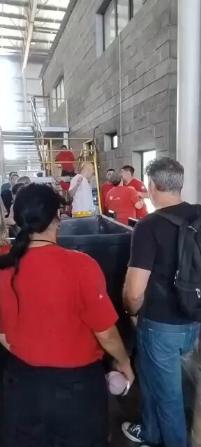 La orden de desalojo de la empresa Lustramax se hace efectiva mañana. Por lo tanto los parásitos de la izquierda siguen adentro de la empresa. Acá les adjunto dos videos de cómo amedrentan a los trabajadores. Nosotros no mentimos, nosotros defendemos a los laburantes.