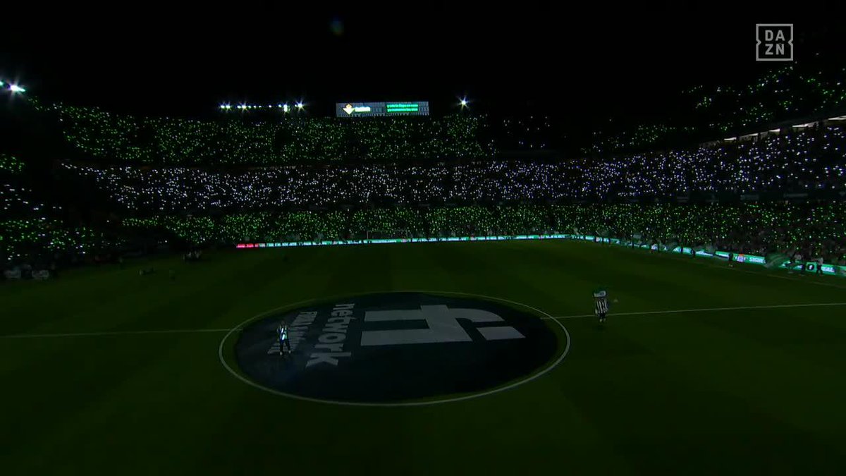 ÚLTIMA HORA | 🟢 El Real Betis le ha enviado a sus socios un mensaje para el partido de mañana, donde habrá que escanear un código QR, que hará de forma automática un juego de luces acorde a la música! Algo parecido a este ambiente del Villamarín 💚