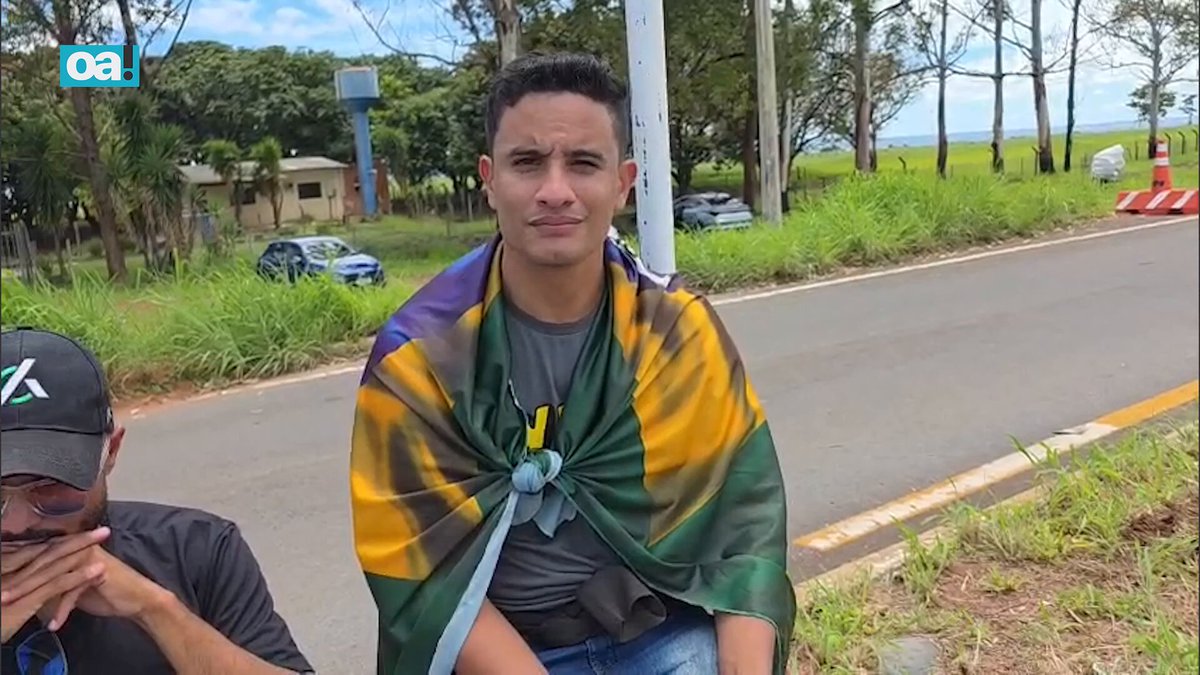 "Cadê os deputados que se elegeram usando o nome do Bolsonaro? Cadê os senadores? É uma vergonha. Quem era para estar aqui eram vocês. Nikolas Ferreira...", diz o vendedor Felipe, um dos dois apoiadores de Jair Bolsonaro em frente ao Complexo da Papuda na manhã desta sexta-feira, 16. Leia mais: