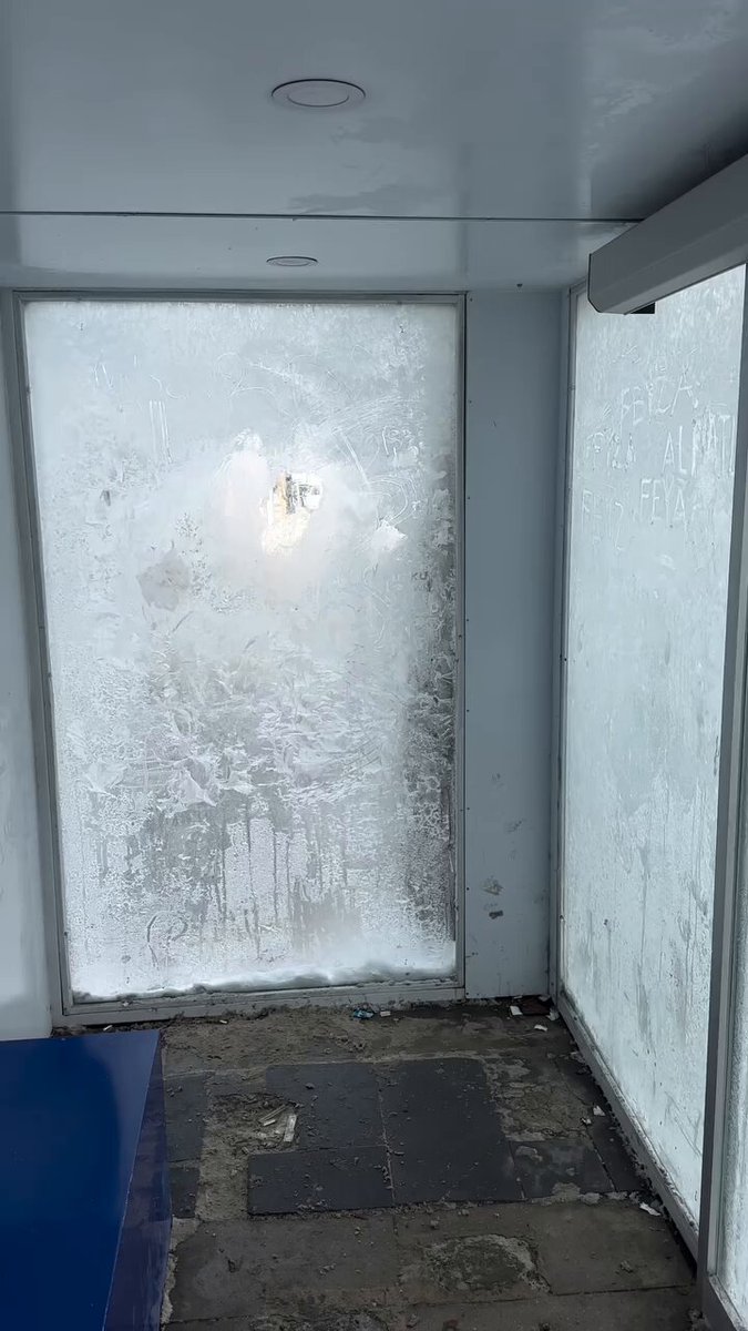 Erzurum’da sert soğuklar ve kar yağışı sonrası otobüs duraklarının son halini paylaşan vatandaş: “Hisleri kuvvetli olan otobüse biner.”