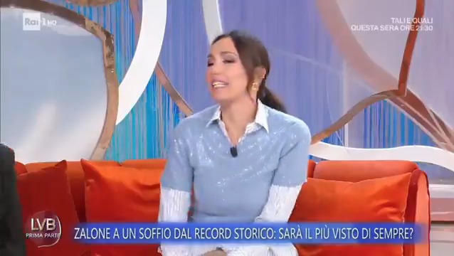 "Oggi non era ancora uscito De Martino. Ogni puntata dice ‹vediamo cosa sta facendo De Martino›" 💀 #LVB