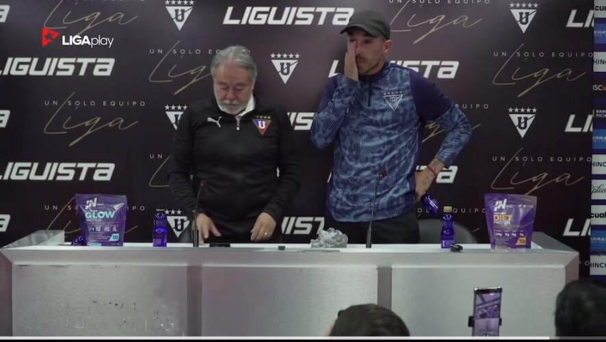 🥹⚪️🔴 La despedida de los jugadores para Licha Durante la rueda de prensa de despedida de Lisandro Alzugaray, algunos de sus compañeros ingresaron cantando "Licha no se va" para darle un abrazo. ➡️ El argentino jugará en Universitario