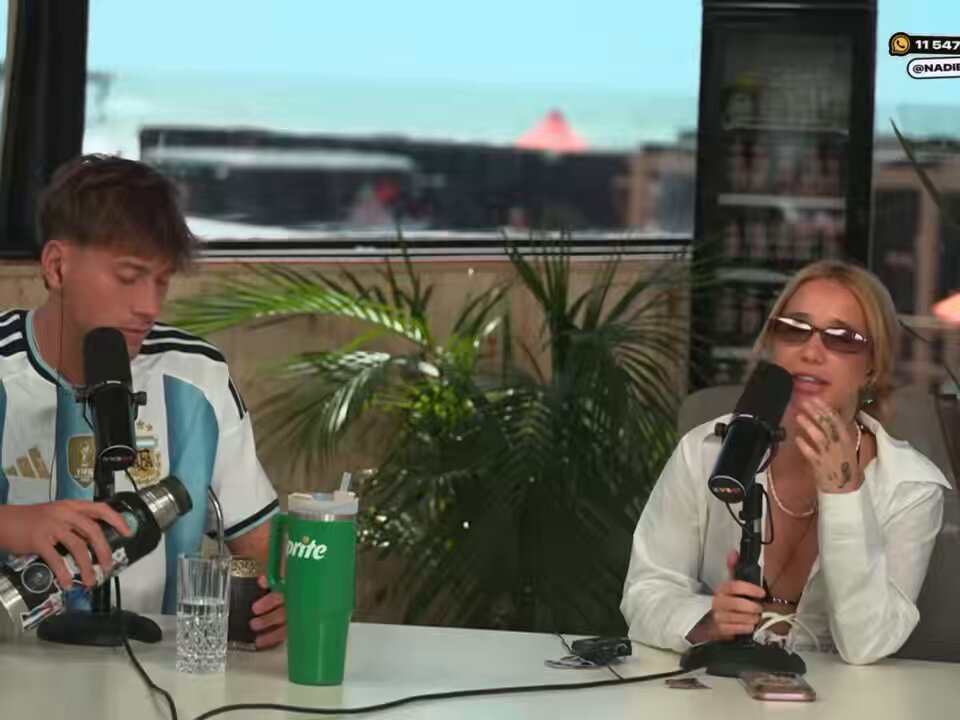 la persona que escribió luz roja, encontró un amor donde no tiene una cosa mala para decirle de el, el mundo esta sanando
