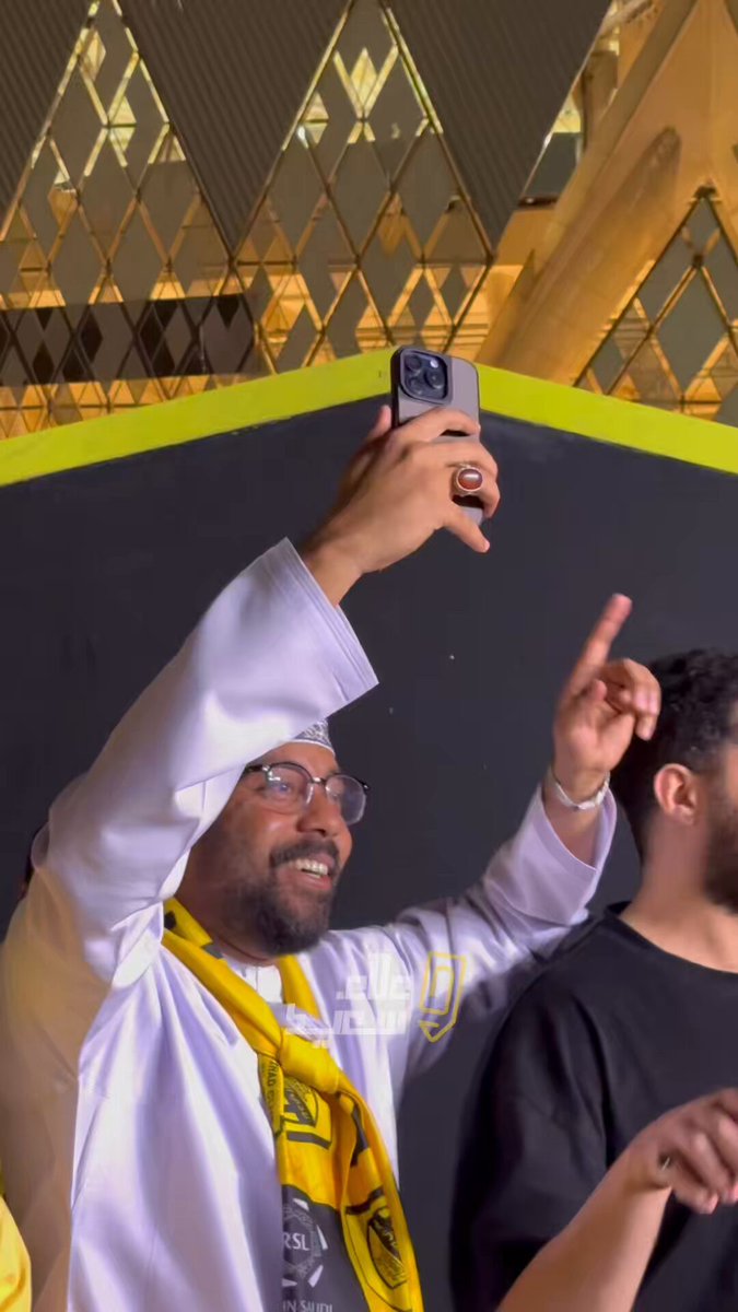 🇴🇲 من عُمان إلى جدة… العشق واحد 💛🖤 🗣️ مشجع اتحادي: «70٪ من العمانيين اتحاديين، وتابعت الاتحاد قبل في عُمان، واليوم أول مرة أحضره في جدة، والحمد لله تحقق حلمي أكون مع جمهور الاتحاد في المدرج» 🔥 #الاتحاد_الاتفاق
