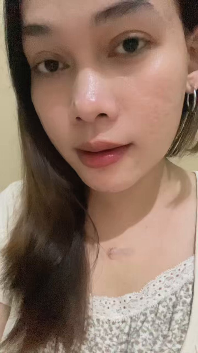 mamah mau pamer kutek sama cincin baru ya. tp kutekannya berantakan. 🤣💅💍