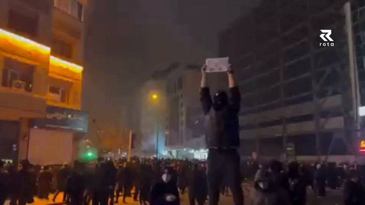 Şah Reza Pehlevi kimdir? İddia edildiği gibi bir kurtarıcı mı? Kurtarıcıysa 1979'da Şah monarşisine karşı halk neden ayaklandı? Yeni dosyamız YouTube kanalımızda yayında. Beğenmeyi ve takip etmeyi unutmayın. Link: