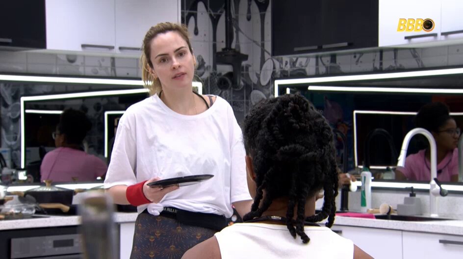 Breno, Ana Paula, Samira e Milena comentam que Cowboy 'mudou' após Breno falar que não entrou por que ganhou a votação, e sim, porque quem ganhou, desistiu e ele teve que substituir. Agora, eles acham que Breno será indicado pelo líder! #BBB26