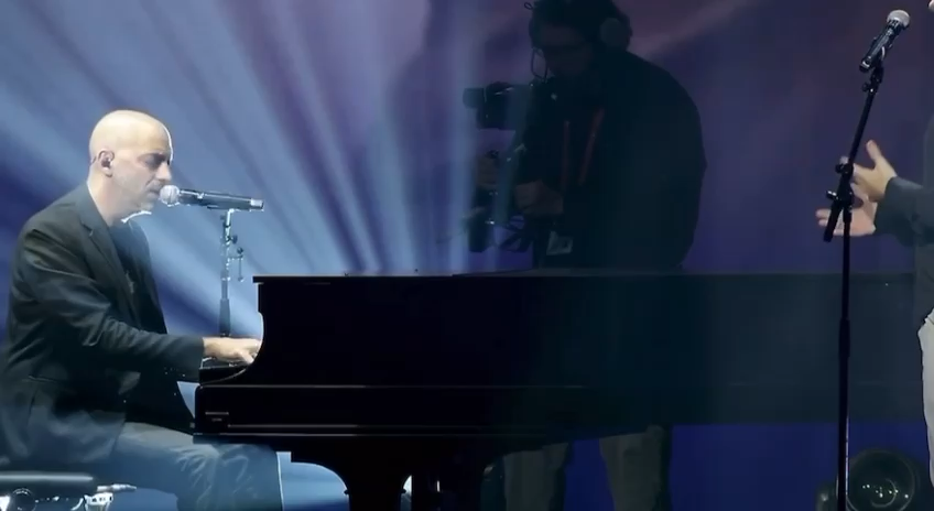 “This song is a song I sang to myself many times underground… Let’s sing it for the return of Ran Gvili.” Former hostage Sagui Dekel Chen performed in Florida last night with Israeli star Idan Raichel, singing his song “Me'cha'ke (Waiting).” 🇮🇱🎗️