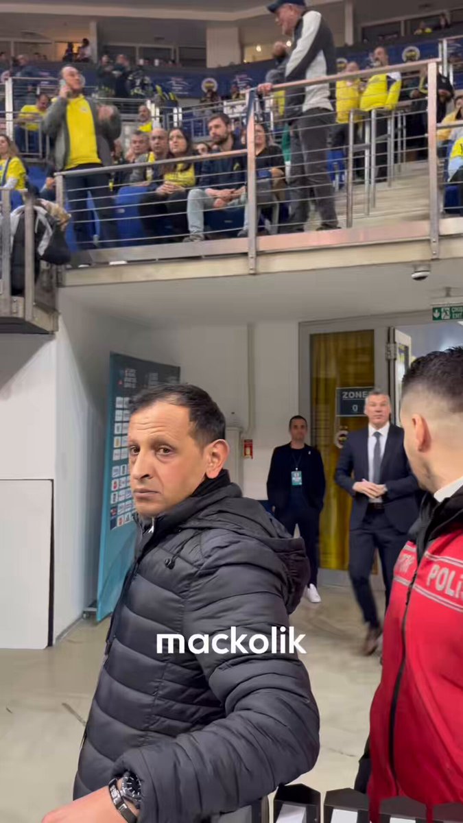 3 sezonluk yeni sözleşme imzalayan koçumuz Sarunas Jasikevicius, Ülker Arena'da coşkuyla karşılandı.