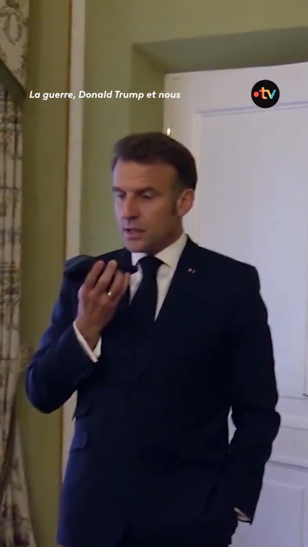 Macron : "Donald, je sais qu’il est très tôt ce matin pour vous..." Séquence inédite filmée dans les coulisses diplomatiques européennes à Kiev le 10 mai 2025. 👉 « La guerre, Donald Trump et nous » mardi 20 janvier sur et France 2.