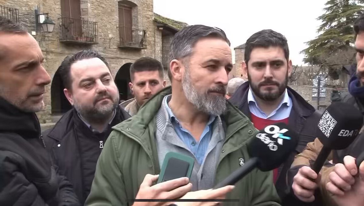 🔴 URGENTE | Santiago Abascal DESTROZA al PSOE por las armas que aparecieron en la sede de Ferraz y Pedro Sánchez ordenó destruir: “No nos olvidamos que a lo largo de la historia el PSOE ha tenido cierta afición a las armas y los golpes de Estado”.