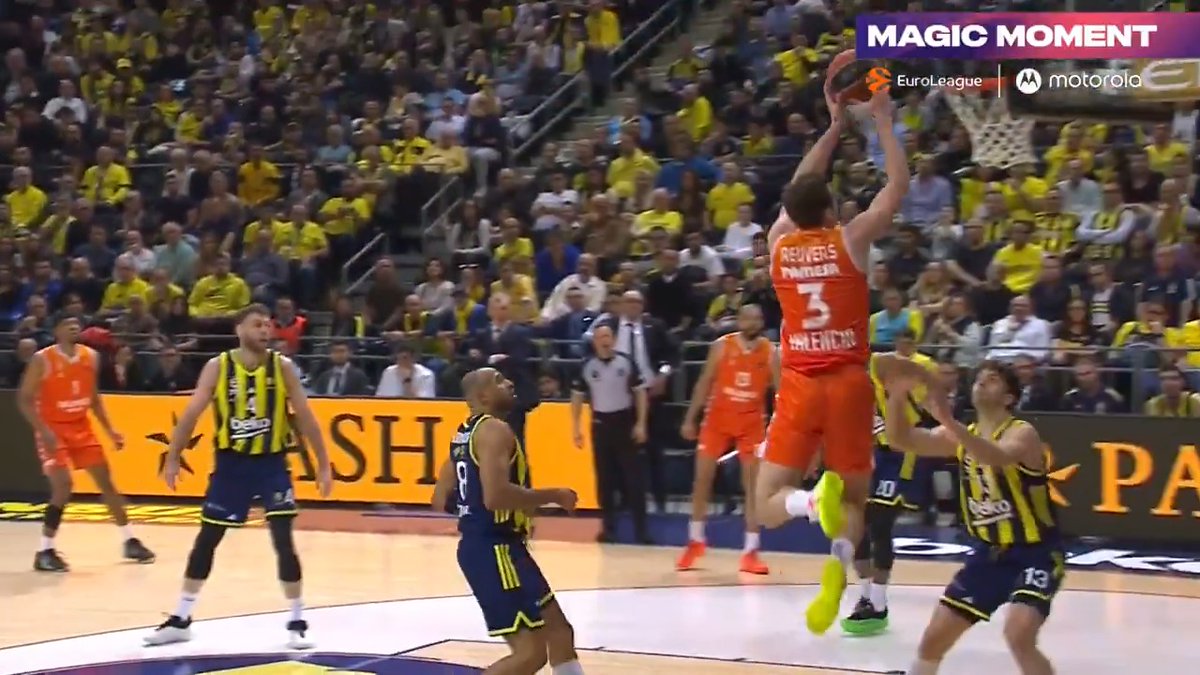 Reuvers with some serious HANGTIME 🤝 #MotorolaMagicMoment motorola I Valencia Basket Club