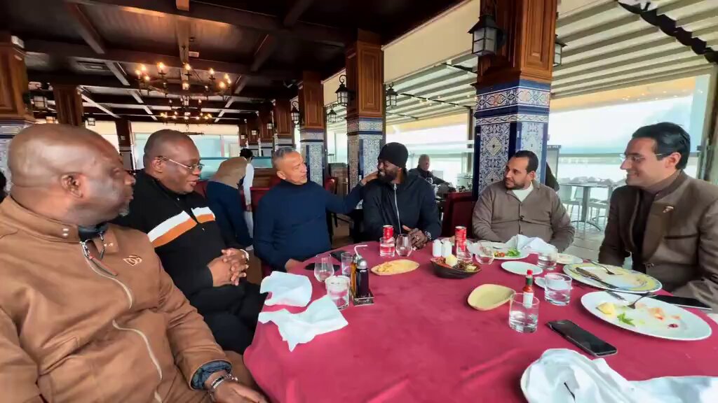 Un monsieur simple ! Je l ai côtoyé okondima te que mbongo elali awa ! Moise Katumbi ce n est pas parce qu il a l argent, c est parce qu il aime les gens #maloba