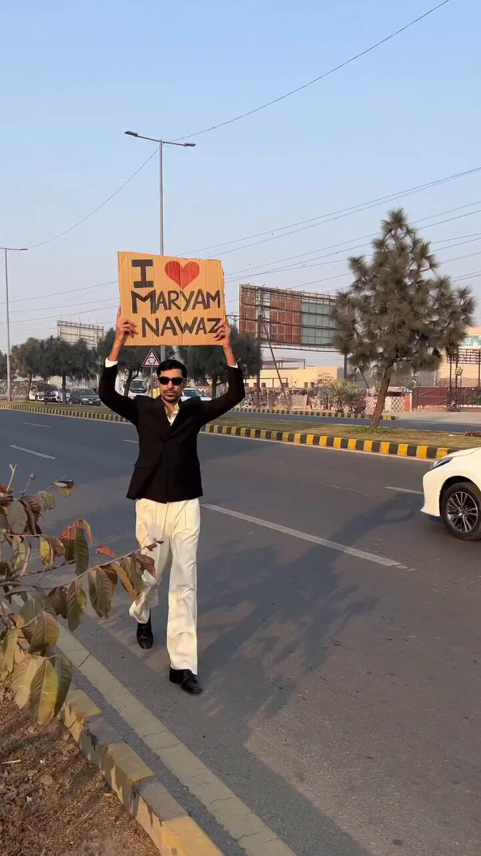 باقی باتیں چھوڑو مریم نواز کے دیوانے کا ڈریسنگ سینس چیک کرو بس 😂