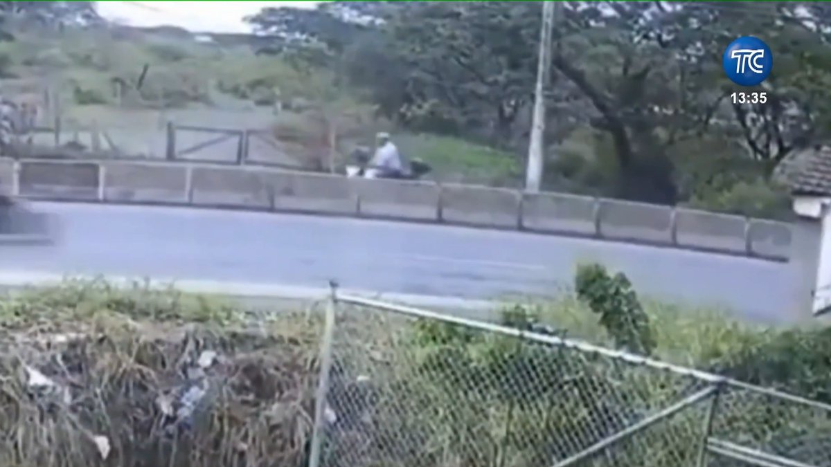 Falta de señalización en la vía de ingreso a la cabecera cantonal de Samborondón deja una persona fallecida en reciente accidente. Más noticias en