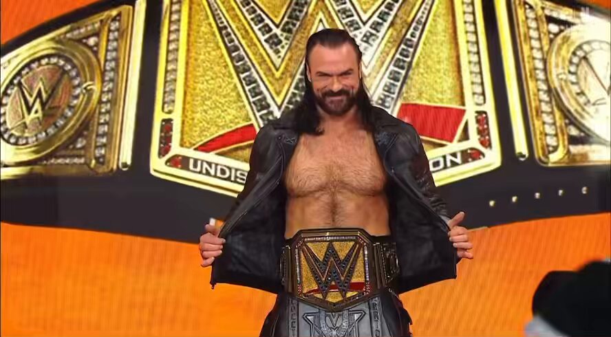 DREW TAKING IT ALL IN. FIRST ENTRANCE AS UNDISPUTED CHAMPION WITH A LIVE CROWD 🙌 #SmackDown