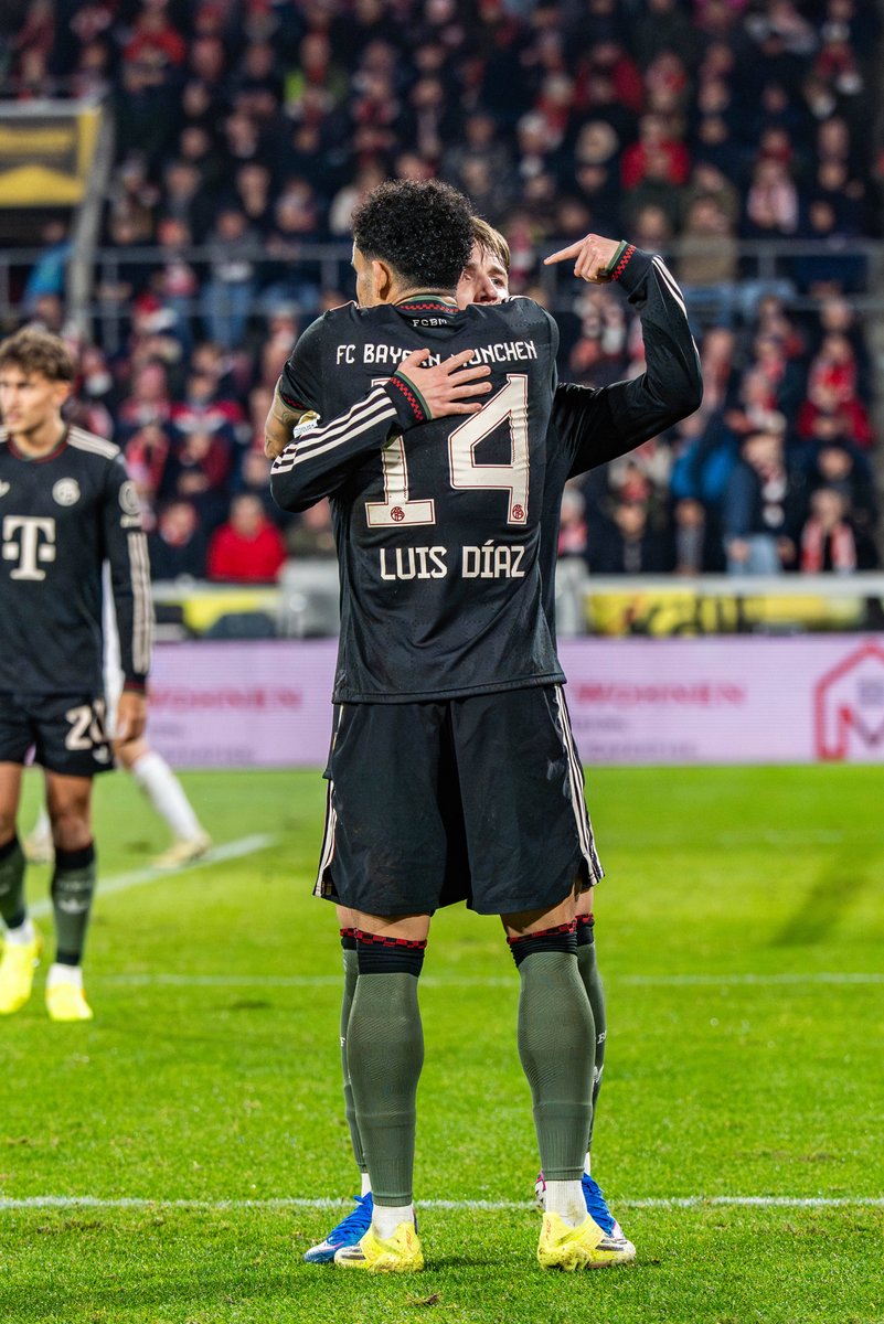 El pelao' está aprendiendo rápido con Luchito 🤝 Luis Díaz 🇨🇴➕ Lennart Karl🇩🇪