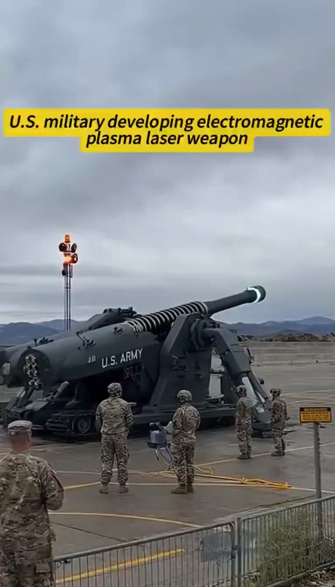 🚨🇺🇸美国军方竞相部署电磁等离子激光器，定向能战争的未来已经到来💥🔬 电磁等离子激光武器的破坏力强大：以光速级速度“照相”目标，能瞬间把目标熔化或轰发，同时释放电磁脉冲（EMP）干扰电子系统。想象一下，它能像科幻电影中的“等离子炮”一样，摧毁坦克、飞机或卫星，而无需传统弹药的补给限制。 相比常规武器，它的“弹药”本质上是电力驱动，射击成本低，几乎无限“弹夹”。 至于对付无人机只需小能量的电磁等离子激光束就行，这次美国打伊朗确实不能仓促行动 ，起码需要半个月的战争准备时间，目前已准备一个星期左右。预计美国这次打伊朗会第一次使用这种对付无人机群的定向能量大杀器，这也是人类第一次使用这种定向能量武器。 该激光武器速度极高：它的定向照射速度已达10,000 km/s（约光速的3%）。这种速度远超常规导弹（通常几马赫），使其在拦截时几乎无法躲避。