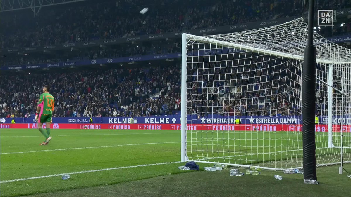 IMAGEN DAZN 📹 El impacto de una botella en Gazzaniga, portero del Girona #LALIGAenDAZN ⚽