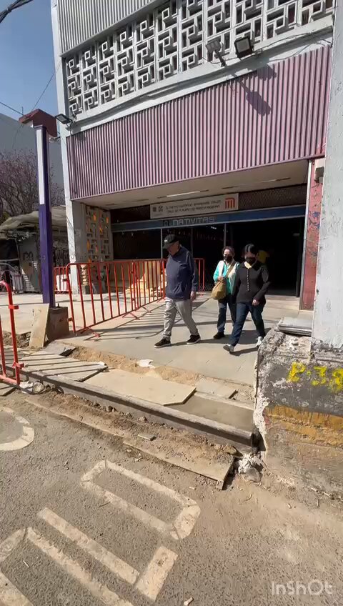 Peatones que salen o entran del Metro Nativitas, de norte a sur, deben caminar sobre la ciclovía por estrecha banqueta recién construida, poniendo en riesgo su seguridad, denuncian vecinos de Benito Juárez. 📹 José Luis Ramírez