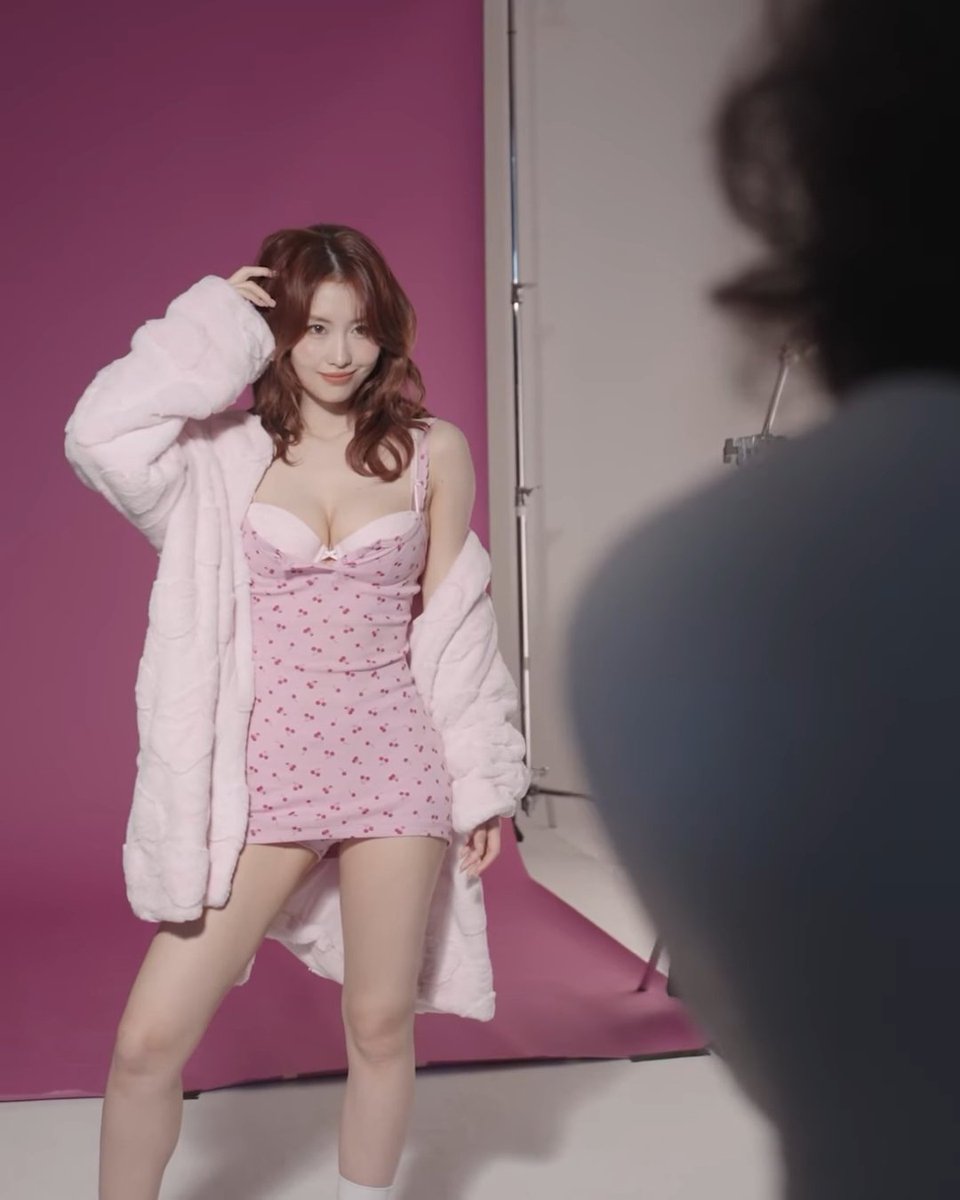 TWICE NAYEON, MOMO, JIHYO, TZUYU behind for Victoria's Secret.