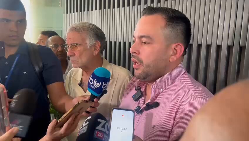 #MiPaís ⛽🇨🇴 | Tras el anuncio del presidente Gustavo Petro sobre la reducción del precio de la gasolina, el ministro de Minas y Minenergía, Edwin Palma, aseguró: “Espero estar el 1 de febrero en una estación de servicio mostrando que, en efecto, bajó el precio de la gasolina”. ⛽Sobre la cifra, señaló que esta se encuentra en proceso de conciliación con el Ministerio de Hacienda.