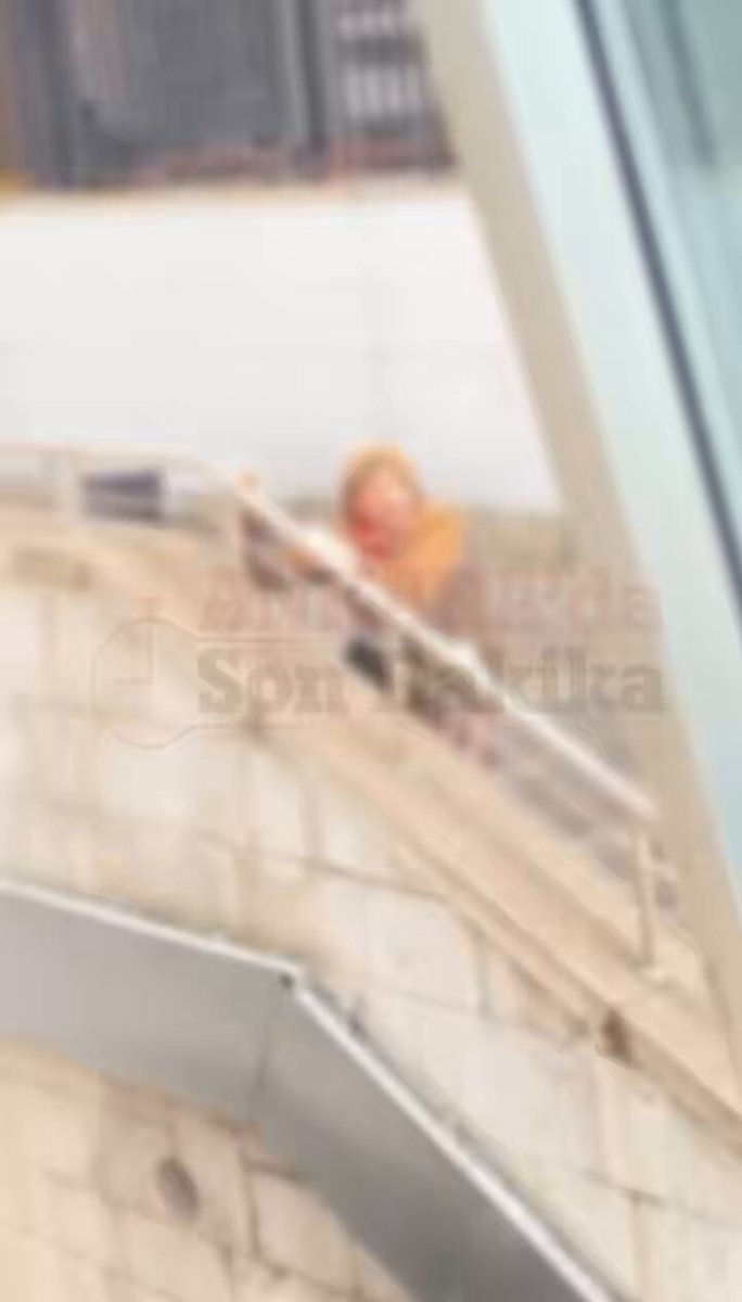 Kızılay Zafer Genç Akademinin yanındaki merdivenlerden inemeyen tekerlekli sandalyeli engelli kardeşimize yardımcı olan pelerinsiz iki Kahraman ❤️