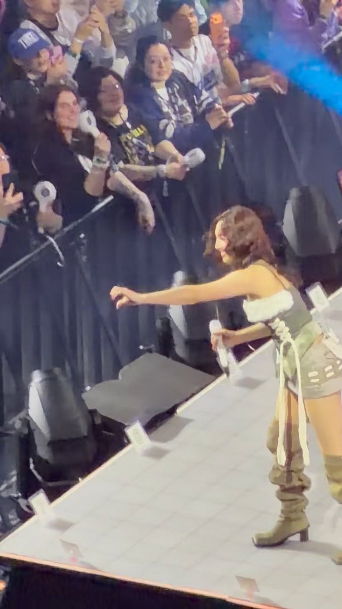 Nayeon's fanservice forming a heart with every person in the audience 😭