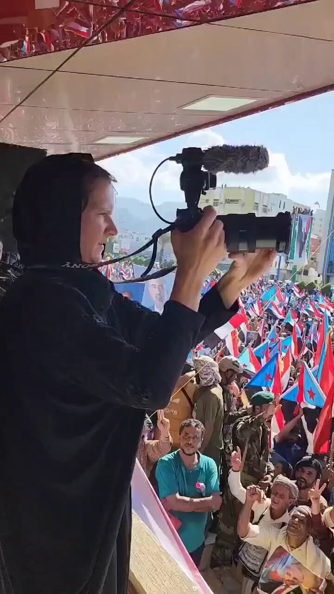 الحماسة الاسرائيلية في تغطية دعوات الفار عيدروس والارهابي هاني كريك في جر الجنوبيين وتحريضهم، يجعلك تستغرب فكيف باحد افراد تنظيم القاعده قبل سنوات يصبح اداة اسرائيلية؟ وهذا يدين اسرائيل امام المجتمع الدولي والمتورطين معها بانهم هم وراء الارهاب بالمنطقة عبر سنوات مضت. كما ثبت لكم اليوم أن هنا كان مشروع دموي طويل الأمد؟ لكن السعودية واليمن كشفوه وهدموه في 24 ساعة.. وهذا مايفسر لكم جنونهم وتحريضهم الاعلامي ودعمهم المالي لمجموعات بالخروج زاعمين انها ثورة. طبعًا بن كريك (هاني بن بريك) كان قيادي بارز في تنظيم القاعدة الارهابي باليمن قبل أن يبدل دوره وينزع سرواله ويهرب خارج البلد ويتجنس ويتحول الى عميل على بلده وشعبه تتلاعب به الاستخبارات الخارجية وعلى رأسها اسرائيل. طبعًا هو يهدف لكرسي الحكم ظنًا منه ومن عيدروس ان العمالة والخيانة على جوارك واشقاءك ستورده المنصب، بينما اسرائيل وما ادراك ما اسرائيل هي فقط تستخدمه لاهداف اشمل وافضع من ذلك.