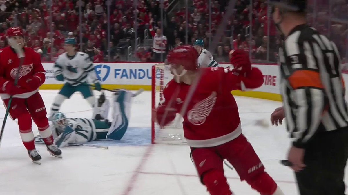 The Detroit Red Wings are cooking with these passes tonight 🧑‍🍳 Check out this one from Marco Kasper to J.T. Compher!