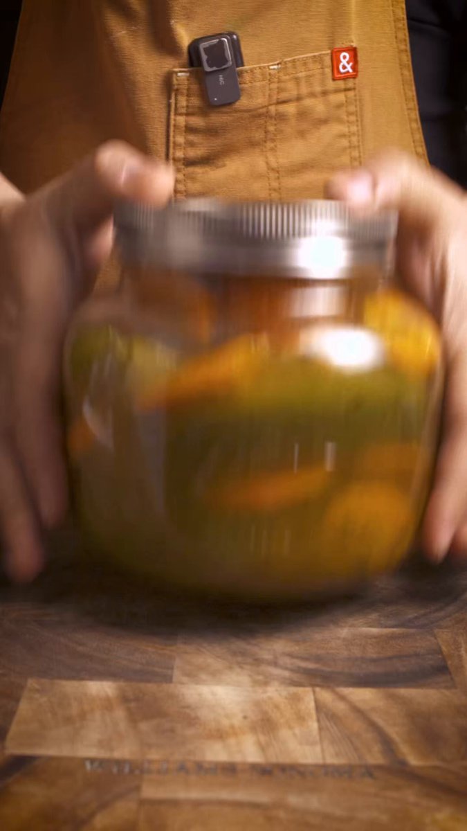 Adiós a los chiles en lata, hacerlos en casa es bien fácil 🌶️ #recetas #cocina RECETA: 1.2 kg chiles jalapeños verdes firmes 500 ml vinagre blanco destilado 5% acidez 500 ml agua 20 g sal fina 2% 15 g azúcar blanca 1.5% 2 dientes de ajo opcional media cebolla blanca en pluma opcional 1 hoja de laurel media cucharadita de cúrcuma en polvo media cucharadita orégano seco media cucharadita pimienta negra entera 1 cucharada aceite vegetal neutro canola maíz