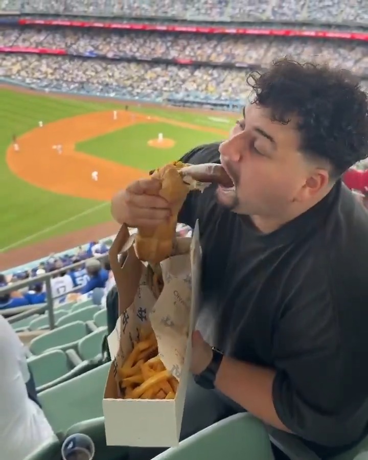 The Slugger: A 16-inch fully loaded glizzy with a pound of fries for $39.99 😱 You trying this? (via Dub Eats Everything)