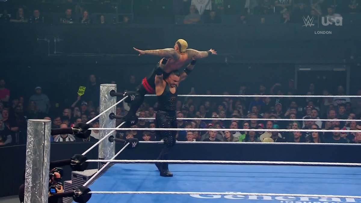.Damian Priest is taking control of this match! 👊