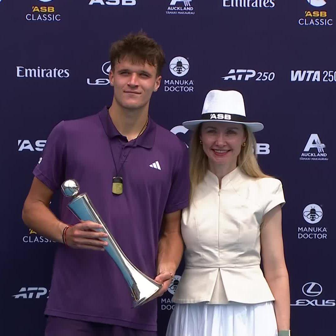 Hoist it high, Jakub Mensik 🏆 #ASBClassic