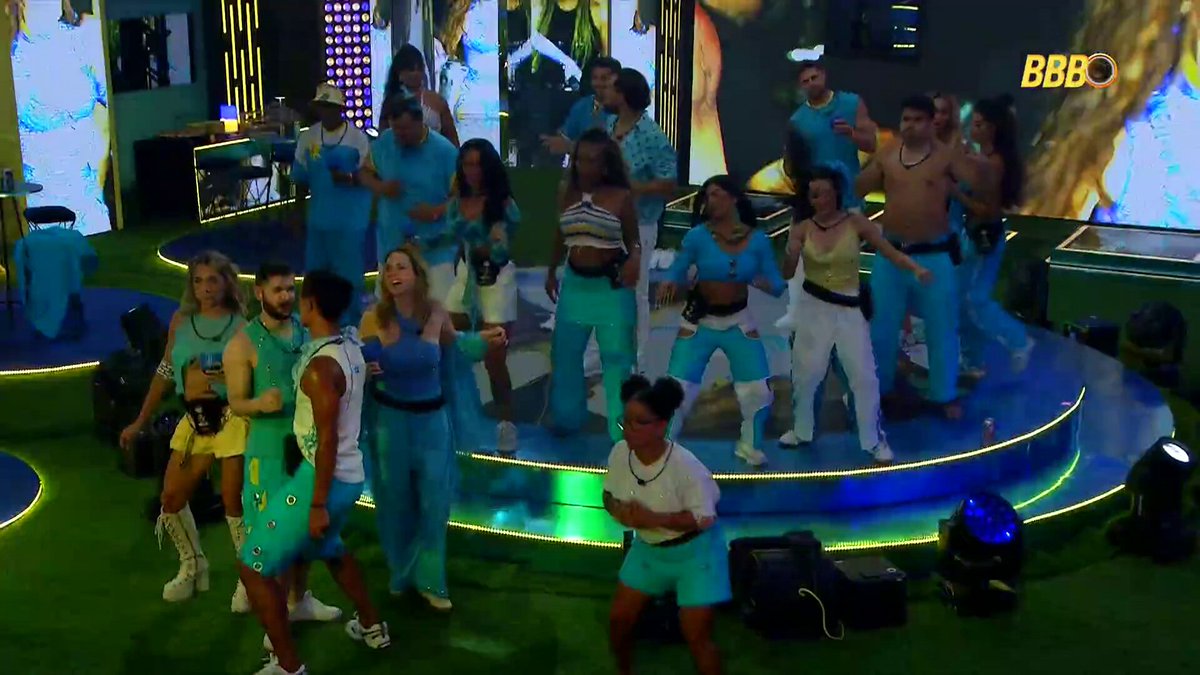 Duas gays se amassando de um lado enquanto aunt mi está no mundinho dela tentando coreografar algo parecido com uma dança. #BBB26