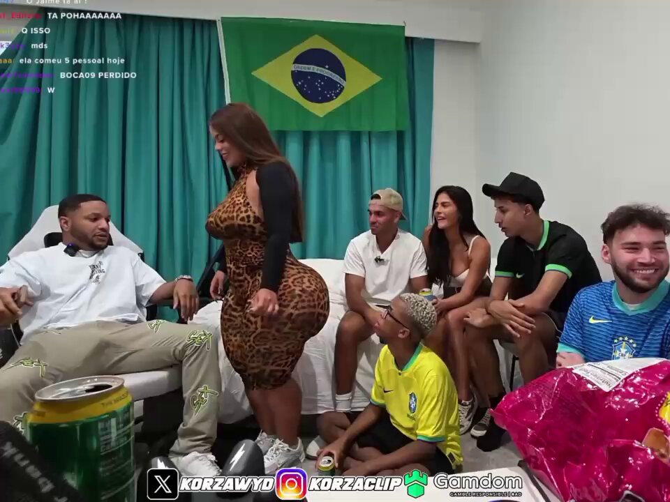 Yo seria el que tiene la remera de Brasil