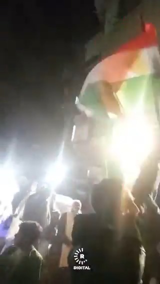 Şam’da kutlama Geçici Cumhurbaşkanı Ahmed Şara’nın Kürtçe ve Kürt haklarına yönelik kararnamesinin ardından, bir grup Şam’daki Emevi Meydanı’nda Kürdistan bayrağıyla kutlama yaptı Kitle "Azadi!" (Özgürlük) sloganları attı